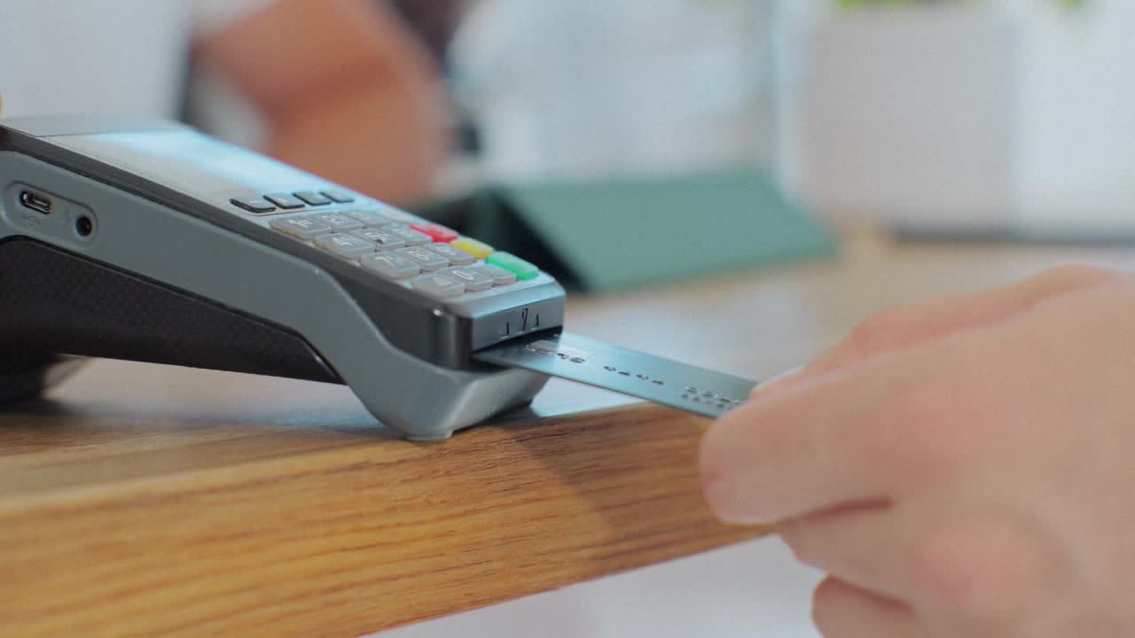 Avoiding fees when holiday shopping — Mankato Business news